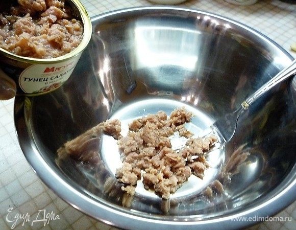 В глубокую чашку выкладываем филе тунца ТМ «Магуро», слегка разминаем вилкой.