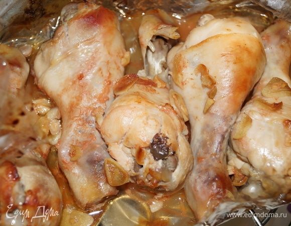 К обеду заложила 5 штук голени (вы можете запечь все, что замариновали) в мешок для запекания, завязала края,поместила в аэрогриль (можно в духовке), выставила температуру 250°С, время — 35 минут. Когда закончилось время выпекания, отключила шнур аэрогриля и оставила, чтобы все немного остыло. Через некоторое время выложила ароматное румяное нежное мяско. Съели моментально.