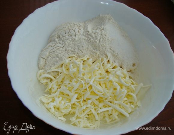 Из холодного натертого на крупной терке сливочного масла, муки, щепотки соли и воды замесить тесто.