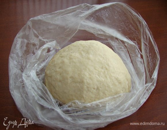 Завернуть в пленку и положить на полчаса в холодильник.