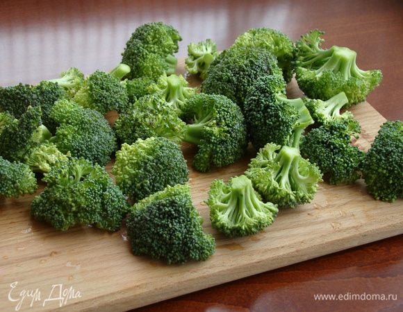 Пока наше тесто прохлаждается, приготовим начинку. Для этого брокколи разобрать на соцветия (но не слишком мелкие) и отварить в подсоленной воде минут пять. Откинуть на дуршлаг и дать воде стечь.