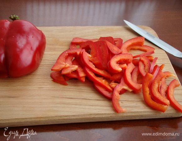 Половинку красного болгарского перца нашинковать соломкой.