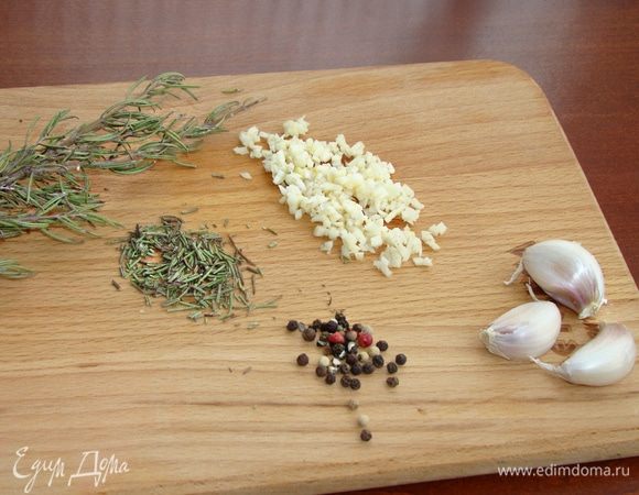Чеснок измельчить. Сушеный розмарин размять в ступке или порубить ножом. Смесь перцев смолоть.
