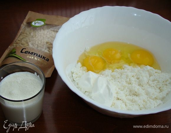 В миске смешать творог, яйца, сметану и сливки. Посолить по вкусу. Добавить подготовленные специи.