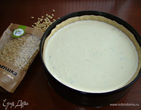 Сверху всю эту красоту залить творожно-сливочной смесью и поставить в разогретую до 170–180°С духовку минут на 30.