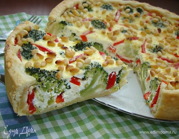 За 10 минут до готовности пирог достать и сверху посыпать кедровыми орешками и поставить обратно в духовку. Как только орешки подрумянятся, пирог готов! Этот пирог вкусен как в теплом виде, так и в холодном!