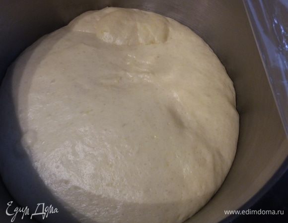 Подошедшее тесто мягкое, эластичное и не липнет к рукам. Его надо аккуратно выложить на припыленную мукой поверхность. 