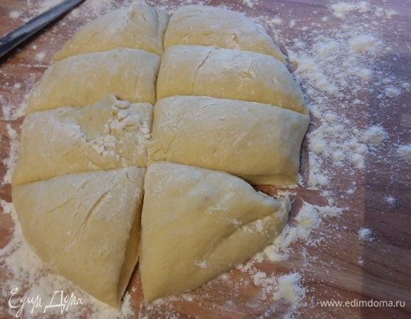 Разделить на равные части. Я сначала разделила на 8 частей, затем решила сделать 9 пончиков. 