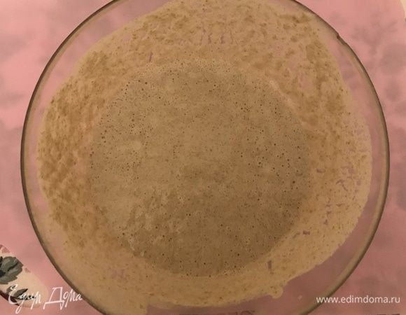 Смешать все ингредиенты и оставить опару в теплое место на ночь. В этот раз я смешала 150 г пшеничной и 50 г ржаной муки.