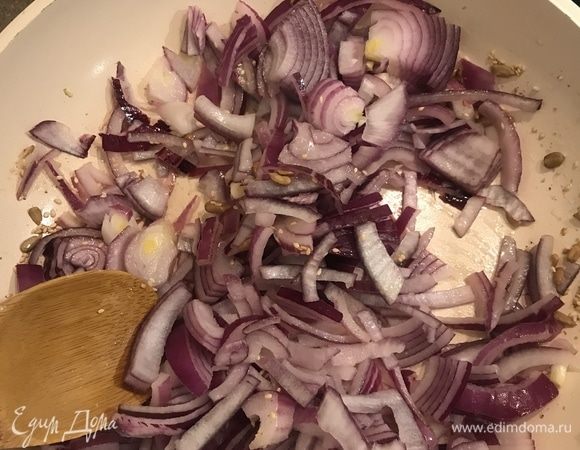 Карамелизированный лук. В сотейнике разогреть сливочное масло, добавить веточку тимьяна, зерна кориандра и лук. Пару минут обжаривать, а затем убавить огонь и накрыть крышкой, тушить 3–4 минуты.
Влейте в сотейник винный укус, сахар, мед, посолите, поперчите и тушите 10 минут до загустения и карамельного цвета.