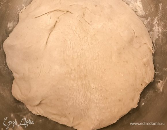 Тесто. Дрожжи смешать с водой и влить в опару, просеять муку, добавить соль и перемешать. Добавить лук, оставшуюся муку и вымешивать тесто 10 минут.
Миску накрыть влажной салфеткой и убрать в теплое место на 2,5 ч.