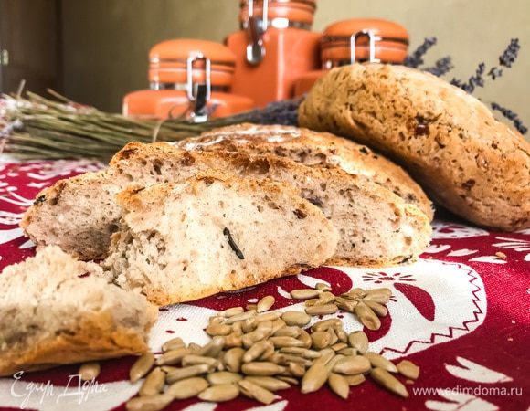 Через 2,5 ч. немного обмять тесто и разделить его на 2 части. Сформировать 2 буханочки, выложить их на посыпанный мукой противень и оставить на 30–40 мин. в теплом месте.
А мы пока разогреваем духовку до 210°С и отправляем туда наш хлебушек на 10 минут (используем режим пара или просто сбрызгиваем духовку водичкой и ставим емкость с водой). Через 10 минут уменьшаем температуру до 180°С и выпекаем 30–35 минут.
Готовый хлеб остужаем на решетке.
Приятного аппетита!