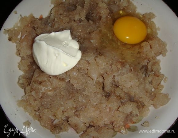 Добавить сметану, яйцо, соль, перец. Фарш перемешать и немного отбить.
