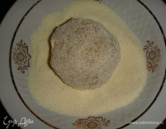 Сформировать котлеты и обвалять их в манной крупе.