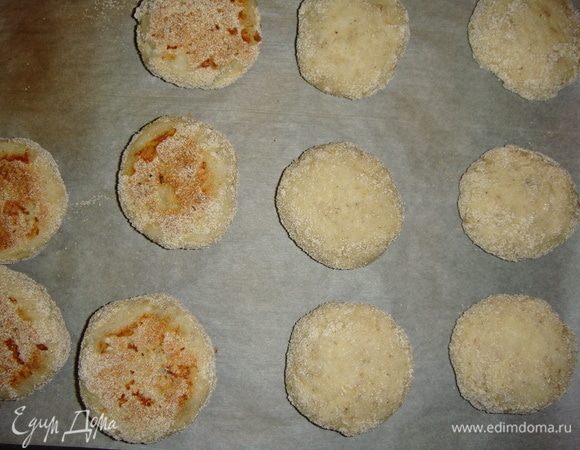 Затем перевернуть котлетки и запекать еще 15 минут.