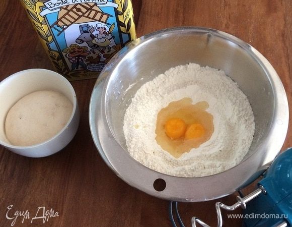 Подогреть часть молока, добавить в него щепотку сахара и раскрошить в эту смесь дрожжи. Пока дрожжи начинают работать, просеять в миску муку с оставшимся сахаром и щепоткой соли. Затем сделать в центре лунку, влить в нее оставшуюся часть молока и разбить два яйца.