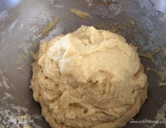 Добавить дрожжи, как только они начнут пениться. Вымешивать с помощью миксера  (спиральная насадка для теста) до того момента, как тесто станет эластичным и перестанет прилипать к стенкам миски (я вымешивала примерно 15 минут).