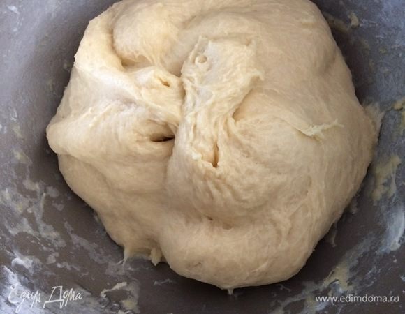 После первого этапа вымешивания начать постепенно добавлять в тесто охлажденное масло, нарезанное кубиками (всего 100 г). Вымешивать еще около 10 минут.
Важно хорошо вымесить тесто и сдобрить его большим количеством масла, ведь именно это делает его таким воздушным, нежным, сливочным, таким французским.