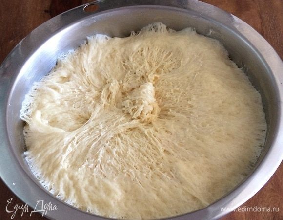 Накрыть тесто влажным полотенцем и оставить подходить в духовке, разогретой до 30°C, примерно 1 час. Тесто должно увеличиться вдвое.
Только посмотрите на все эти полные воздуха поры, это стоило всех плясок с миксером и ожидания.