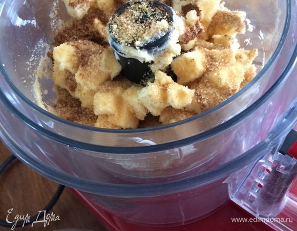 Пока подходит тесто, займемся начинкой. При помощи блендера или же просто лопаткой смешайте мягкое сливочное масло с сахаром и корицей.