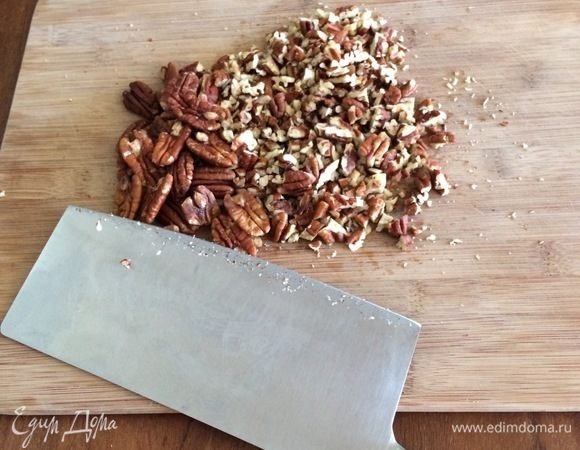 Добавьте к этой смеси ваши любимые орехи. Можете предварительно обжарить их, чтобы аромат и вкус стали более насыщенными. Я порубила орехи пекан ножом, чтобы сохранить большие кусочки, но вы можете взбить их в блендере вместе с сахаром и маслом.