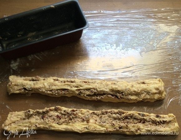 Аккуратно сверните полученный прямоугольник в тугой рулет. Разрежьте рулет вдоль на две части.