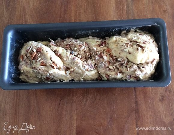 Перекрестите две половинки косичкой, подверните края, поместите в форму для кексов. Оставьте отдыхать и подниматься в теплом месте.