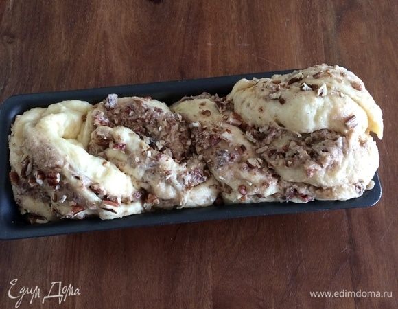 Рулет должен обогатиться воздухом и хорошо подняться. Смажьте поверхность яичным желтком с добавлением щепотки соли. Отправьте бриошь в духовку при 170°C примерно на 35–
40 минут, до готовности.