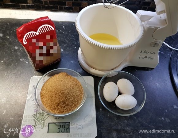 В миску влить подсолнечное масло, добавить сахар, взбить миксером. Добавить по одному яйцу и хорошенько взбить. 
