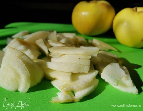 Яблоки почистить, вырезать сердцевину и нарезать на дольки. Делайте дольки средние, чтобы при томлении они не превратились в кашу.