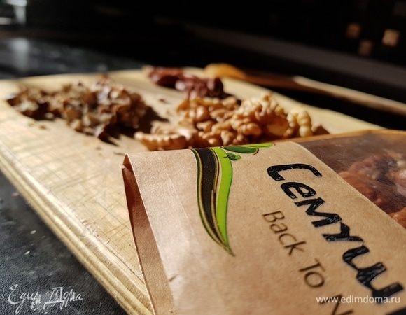 Порубить орехи ножом. Не очень мелко.