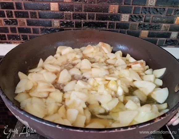 Обжарить яблоки на сливочном масле и добавить кленовый сироп. Потомить яблоки с сиропом до тех пор, пока не испарится лишняя влага. Когда яблоки пропитались сиропом, начинка готова. Оставить начинку для остывания.