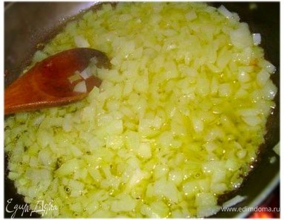 Нарезать мелко лук. Пожарить его до мягкости.