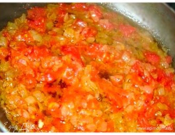 В лук добавить мелко нарезанную морковь и помидорчики (в оригинальном блюде нет помидоров).

