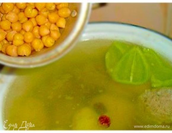 Изначально в бульоне варим нут. Если его нет, можно использовать горох. Когда он практически сварен, добавляем мясные шарики и варим пять минут, после добавляем все остальные ингредиенты (у меня был сварен горох, поэтому я все одновременно добавила).
Делаем мясные шарики. Смешала нарезанный лук, тертую морковь, зелень, мясной фарш, рис, сумах, кинзу, семена молотые, соль и яйцо. 
Слепила шарики и добавила в бульон вместе с картошкой. 
Если у вас есть сушеная алыча, то надо в середину каждого шарика класть по одной штучке алычи. Для вкуса в кастрюлю при варке добавьте болгарский перец.