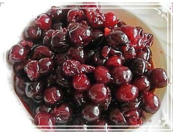 Тесто. Масло с мукой порубить ножом. Затем добавляем сахар, далее — соду, гашеную уксусом, и яйца. Тесто месить до тех пор, чтобы не приставало к рукам. Сделали тесто, и положите на полчаса в холодильник в пищевой пленке. Тесто раскатать по форме, в которой печь будете. Укладываете в форму тесто и делаете бортики. Из вишни удаляем косточки.