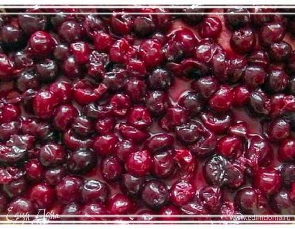 Вишню укладываем в форму на тесто.