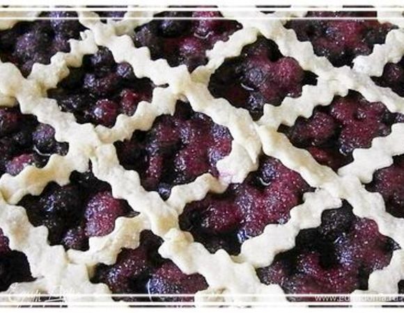 Засыпаете вишню оставшимся сахаром. 
Вырезаете из остатков теста жгутики и укладываете на вишню.
