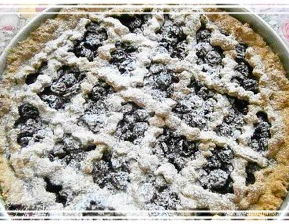 Готовый пирог оставить остывать.
Когда остынет, посыпать сахарной пудрой.
