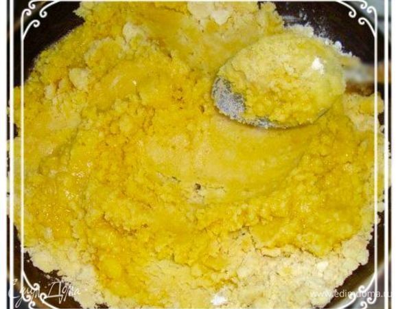 Берем сливочное масло, растопим его.
Добавить в него муку до состояния, чтобы получилась кашица.
