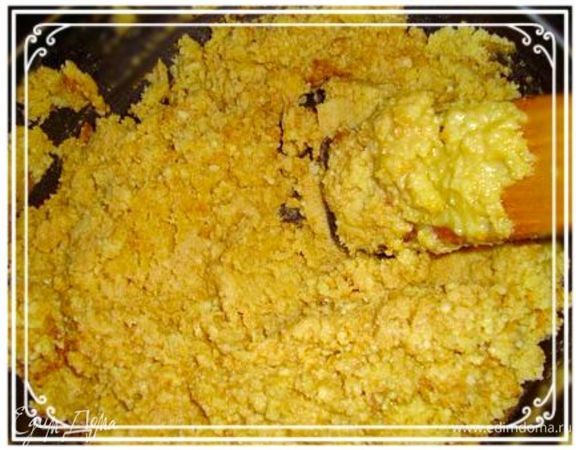 Муку и масло жарим, пока не получится коричневый цвет.
Постоянно помешивая. Масса должна быть мягкой.
