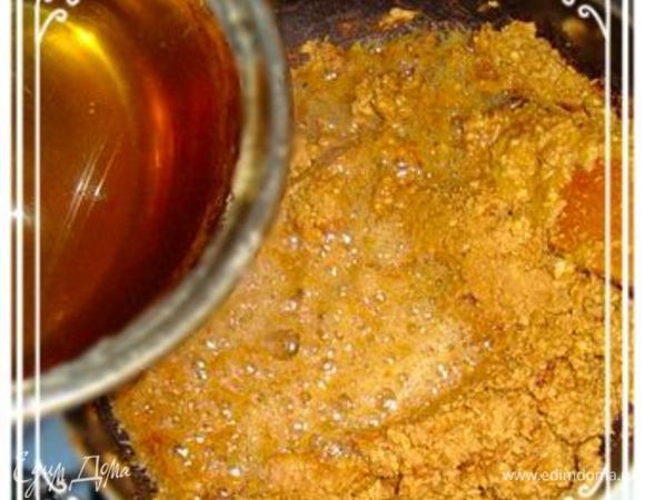 Сварим сироп: полстакана воды и полстакана сахара.
Добавляем в мучную смесь сироп.