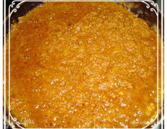 Еще немного подержим на маленьком огне.
Чтобы масса зажарилась и стала вот такого цвета.