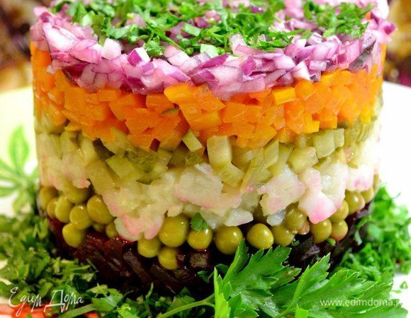 Отвариваем овощи (или запекаем в фольге), нарезаем все кубиком в отдельные тарелки. Затем посолить, полить маслом и перемешать в отдельности.
Берем форму без дна и заполняем слоями ингредиенты (слегка уплотняя): свекла, горошек, картошка, огурец, морковь, лук, зелень.