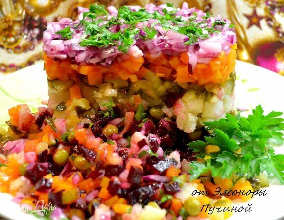 Аккуратно снимаем форму, и салат готов к подаче!
Приятного ужина!