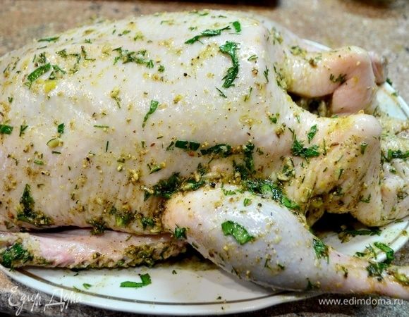 Оставить на час мариноваться, если есть время. 
Подготовить яблоки (очистить от шкурки и сердцевины), финики. 