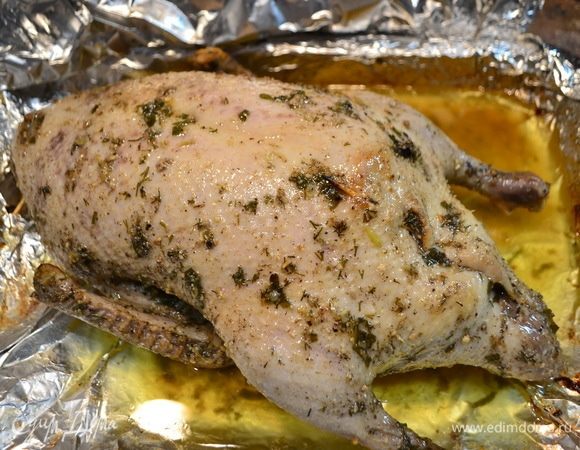 Наполнить утку яблоками и финиками. Сшить или закрепить шпажками кожу утки. Выложить утку на противень, застеленный фольгой. Сверху также накрыть фольгой и выпекать при 180–200°С в течение 2 часов, каждые полчаса поливать утку салом, которое топится с утки. 