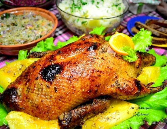 Утка просто шикарная! Поливайте соусом после тушения. 