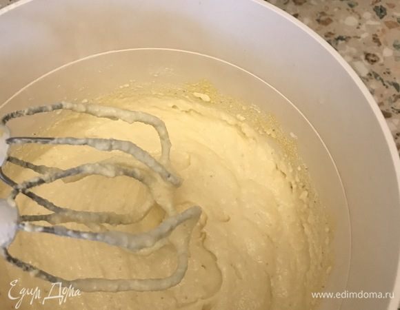 Вот такое должно получиться тесто. Оно не должно быть жидким (если жидковато, добавляю манку).