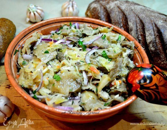 Салат: квашеная капуста, соленые грибы, красный лук, чеснок, подсолнечное масло.
